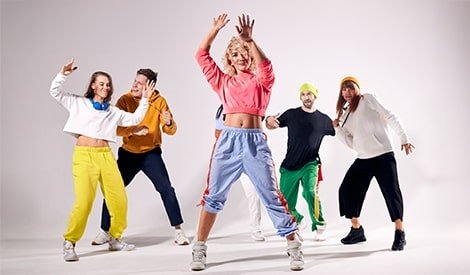 Danseurs joyeux en mouvement dans une vidéo promotionnelle d'eManiak, mettant en avant l'énergie et la créativité dans la danse contemporaine et la culture urbaine pour les jeunes.